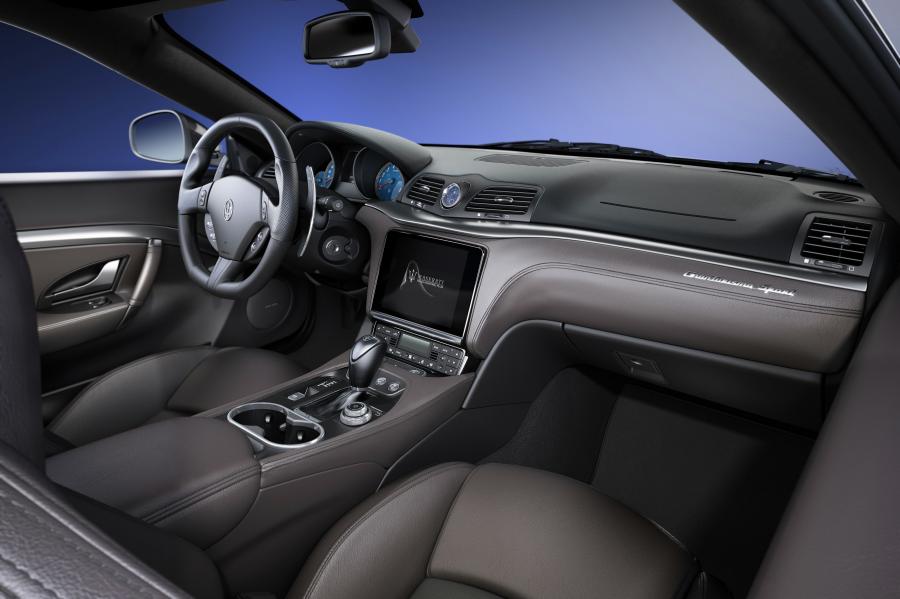 Интерьер Maserati GranTurismo Sport 2017 года  (фото 2 из 13)